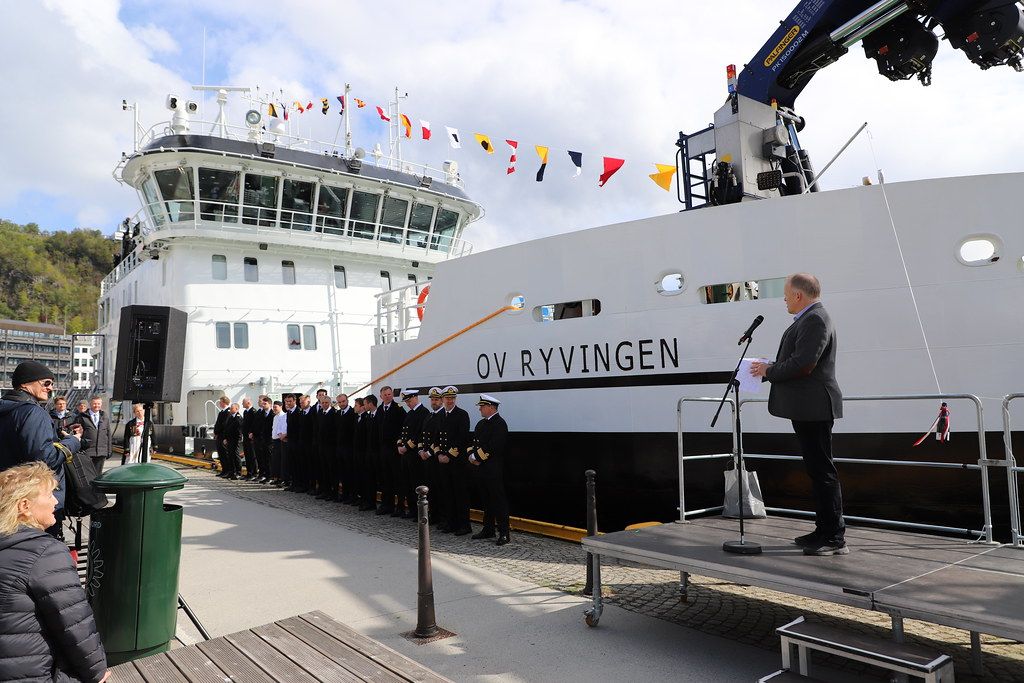 FMVs prosjektleder Nils Andreas Brekke holder dåpstale for FMV40 «OV Ryvingen» 8 mai 2019 i Ålesund. Både skuta og mannskapet tok seg fortreffelig ut, og FMV er rett og slett stolte over å kunne bidra både til Kystverkets suksess og en god arbeidsplass for sjøfolk. FMV47 «OV Hekkingen» blir et søsterskip. Bilde: Kystverket.